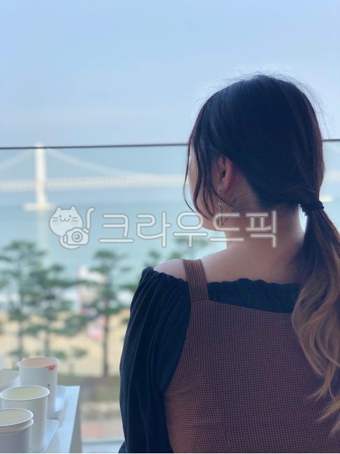 하늘,구름,바다,sea,광안대교,감성,풍경,분위기,색감,색채,색깔,색상,연출,컨셉,콘셉,감정,감정표현,인물,사람,인간,여자,뒷모습,여자뒷모습,실루엣,여자실루엣,기분,여름,인물실루엣,사람실루엣,생각,고민,여성,woman,female,feeling,sensible,feel,colorsense,colorsensitivity,feelingofcolor,direction,concept,human,person,emotion,humansilhouette,silhouette