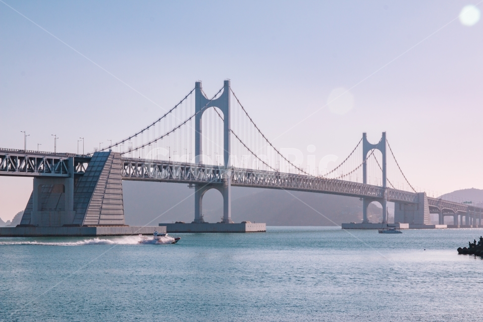 겨울바다,부산,바다,광안리,광안대교,겨울,파도,감성,busan,korea,sea,wave,seawave,랜드마크,landmark,tourist attraction,한국랜드마크,한국관광지,한국명소,korea landmark,korea tourist attraction,감성,sensible,feeling,교통,교통수단,traffic,transportation,건축물,건물외관,exterior,building,structure,architecture,construction,bridge,다리,건물