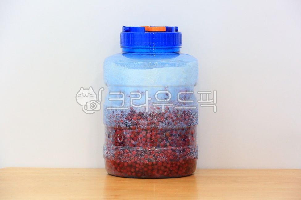 Omija syrup,plastic container,Omija,white sugar,red fruit,container,sugar,five flavors,Omija extract,fruit,fruit,red,food,herbal medicine,plastic,lid,storage,ripening,fruit,agriculture,cultivation,ingredients,cooking ingredients,rip