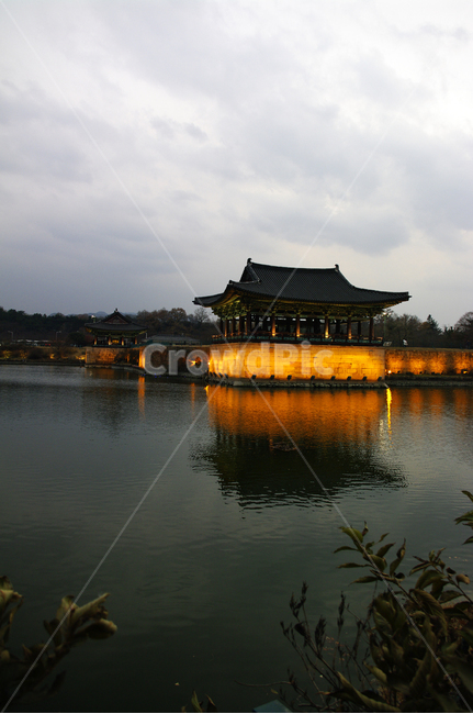 안압지,연못,경주,건축,지붕,traditional,전통,조명,빛,하늘,구름,풍경,야경,밤,풍경,nightscape,night,landscape,한국전통,한국문화,korean traditional,korean culture,랜드마크,landmark,tourist attraction,한국랜드마크,한국관광지,한국명소,korea landmark,korea tourist attraction,건축물,건물외관,exterior,building,structure,architecture,construction