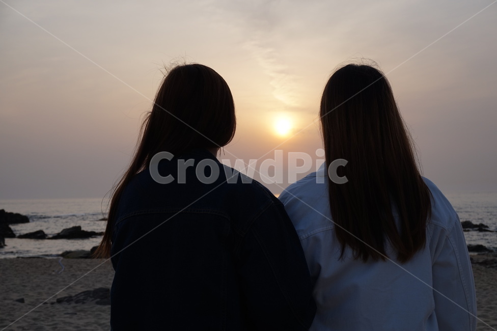 뒷모습,여자들,긴머리,해돋이,바다,일출,사람,인물,인간,human,person,여성,여자,woman,female,lady,친구,우정,friendship,companion,여행,휴가,traveling,vacation,trip