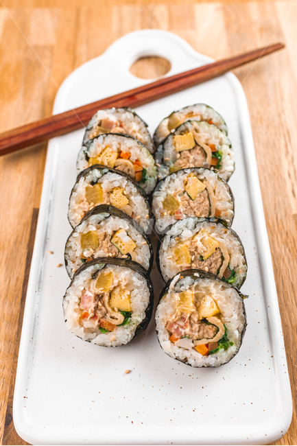 김밥,참치김밥,간편식,간식,점심,한식,참치김밥,음식,식재료,요리,food,cook,meal,dishes,food reserves,한식,한국음식,한국요리,korean food,korean dishes,korean meal,korean cook,감성,sensible,feeling