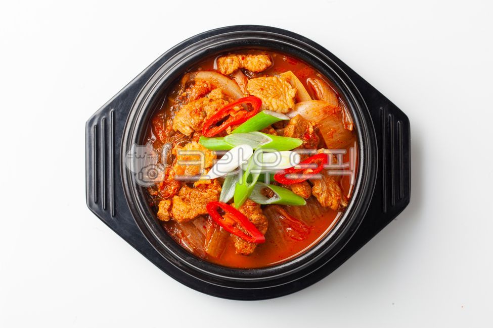 김치찌개,김치,찌개,국물,한국음식,한국문화,스튜,양념,고춧가루,음식,식사,식품,식료품,재료,식재료,음식재료,매콤한,짭짤한,돼지고기,두부,파,고추,고기