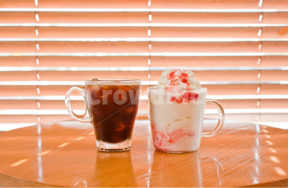 음료,아이스아메리카노,딸기음료,커피,여름,카페,아이스커피,아메리카노,우유,밀크,음료배경,음료수,후식,디저트,음식,배경,아이스,얼음,햇살,햇빛,만남,휴식,딸기시럽,시럽,휘핑크림,생크림,크림,블라인드,시원한,시원,시원함,차가운,차가움,drink,beverage,coffee,icedcoffee,icecoffee,americano,icedamericano,iceamericano,iced,ice,strawberry,strawberrysyrup,syrup,food,strawberrydrink,cafe,dessert,sweet,summer,cup,glass,freshcream,whippingcream,cold,refreshment,sunlight,sunshine,milk,background,blind,커피,카페,coffee,cafe