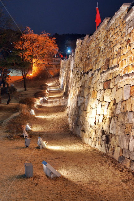 서포루,화성,성벽,수원,유네스코세계문화유산,팔달산,깃발,야경,야경,밤,풍경,nightscape,night,landscape,한국전통,한국문화,korean traditional,korean culture,건축물,건물외관,exterior,building,structure,architecture,construction,walkway,보도,path,통로