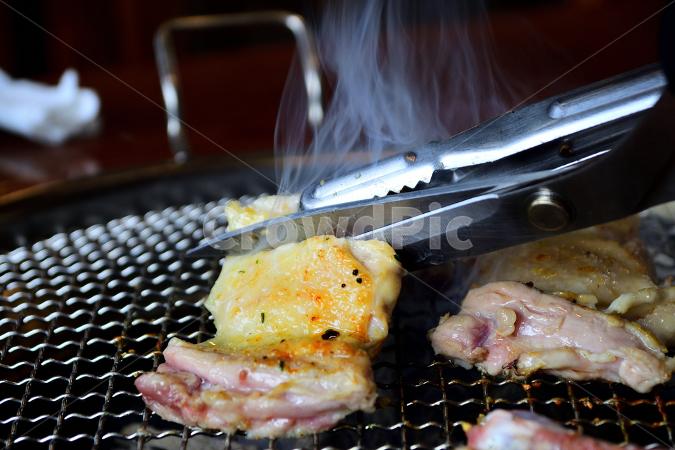 음식,닭갈비,숯불,고기,닭고기,조리,굽기,가위,뜨거움,열,열기,연기,맛,음식,식재료,요리,food,cook,meal,dishes,food reserves,육류,고기,meat,한식,한국음식,한국요리,korean food,korean dishes,korean meal,korean cook