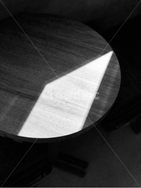 흑백,그림자,테이블,빛,햇빛,흑백,모노톤,monochrome,black and white,사물,물건,오브젝트,thing,object,matter