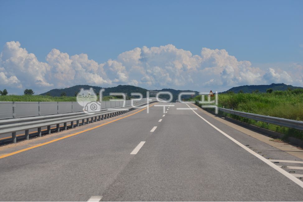 sky,cloud,paved road,mountain,road name,highway