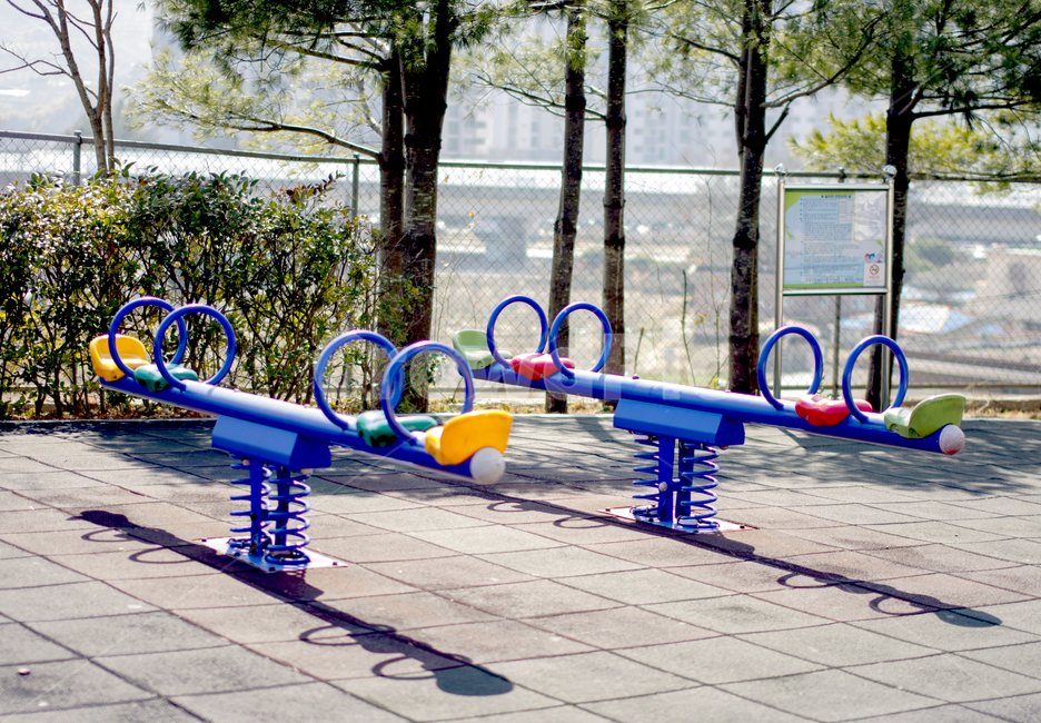 시소,원형,스프링,의자,그림자,나무,매트,놀이터,놀이공원,놀이동산,놀이터,amusement park,playground
