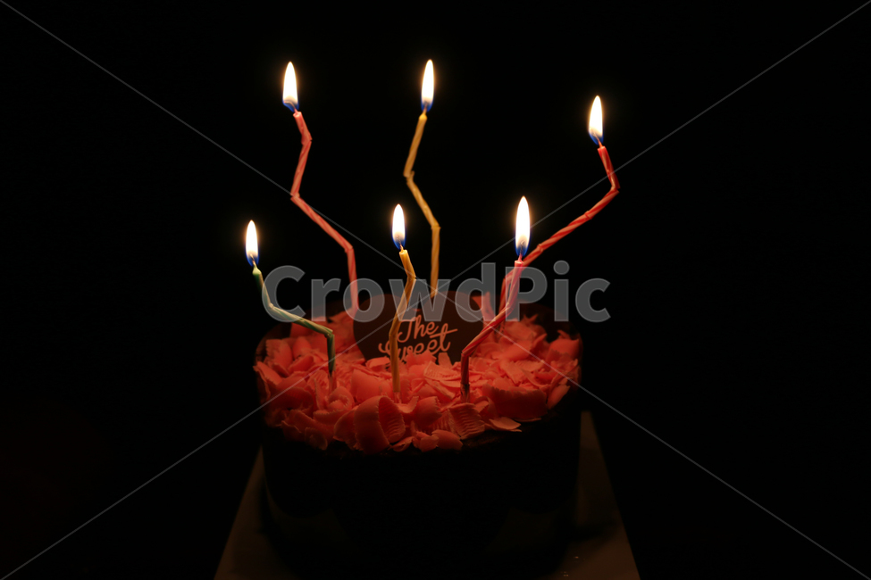 생일,생일케이크,케이크,33살,6살,감성,어두운배경,기념일,축하,촛불,기념일,축하,anniversary,congratulation,celebrate,celebration,음식,식재료,요리,food,cook,meal,dishes,food reserves,빵,bread