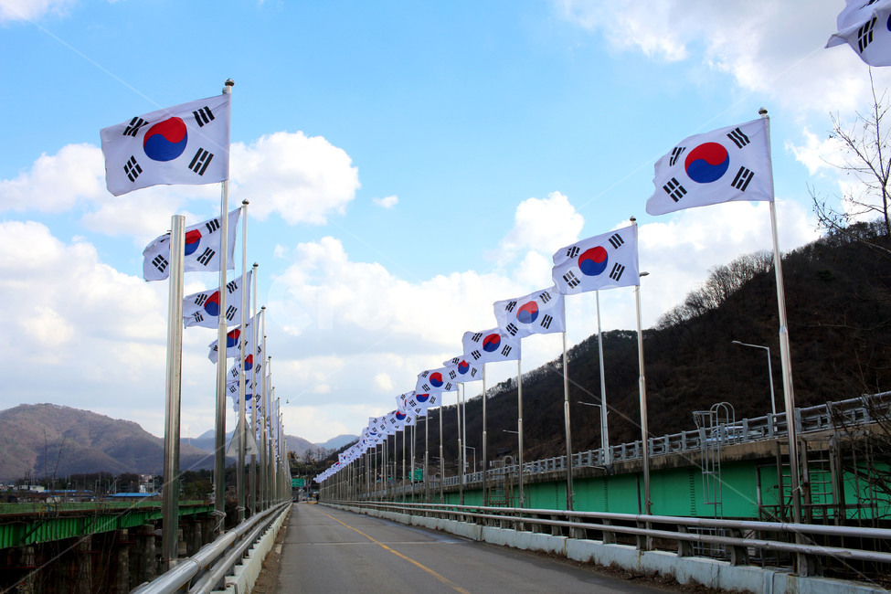 태극기,애국,애국심,나라,나라사랑,한탄강,한탄강역,태극기다리,다리,교각,풍경,기차,경원선,철도,연천,동두천,철원,train,국기