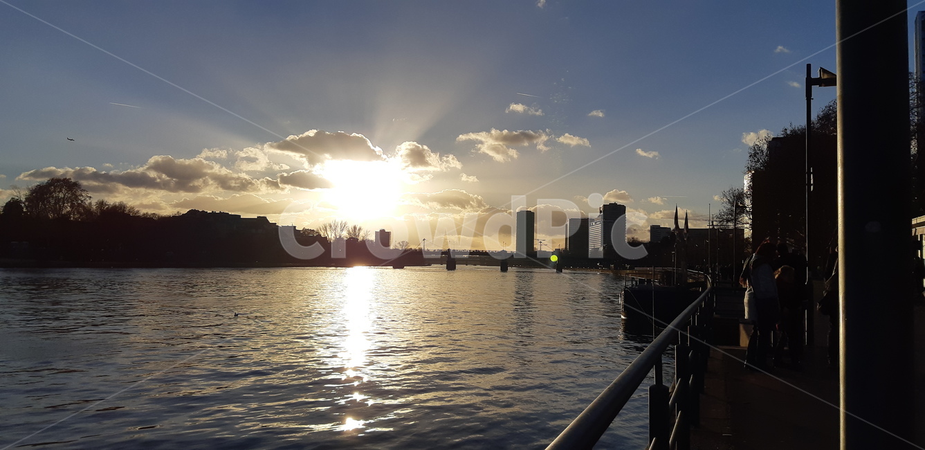frankfurt,마인강,독일,독일날씨,햇살germany,강가,도시,풍경,city,landscape,해외,외국,세계,foreign,oversea,world,세계도시풍경,해외도시풍경,외국도시풍경,world cityscape,light,빛,flare,플레어,railing,난간,sunlight,햇빛