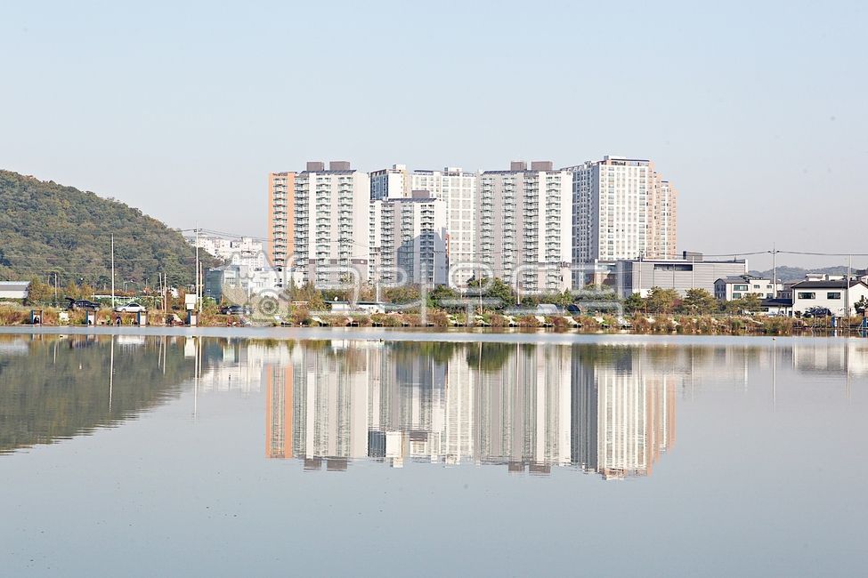 pond,reflection,Reservoir,house,water,building,Apartment complex,multigenerational housing,lake,apartment