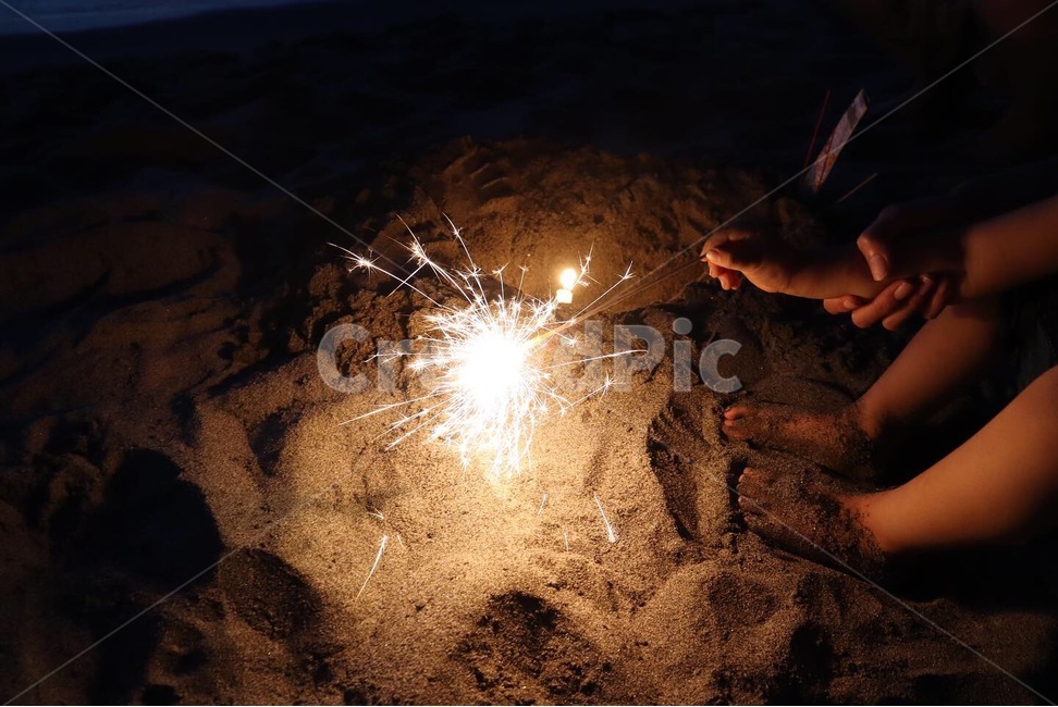 불꽃놀이,모래,저녁,불빛,발,손,여름,여름휴가,불꽃,어둠,해변,바다,beach,sea,야경,밤,풍경,nightscape,night,landscape,light,빛,flare,플레어