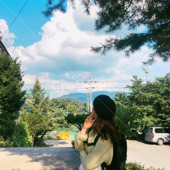 나무,자연,하늘,여유,생각,여자,뒷모습,구름