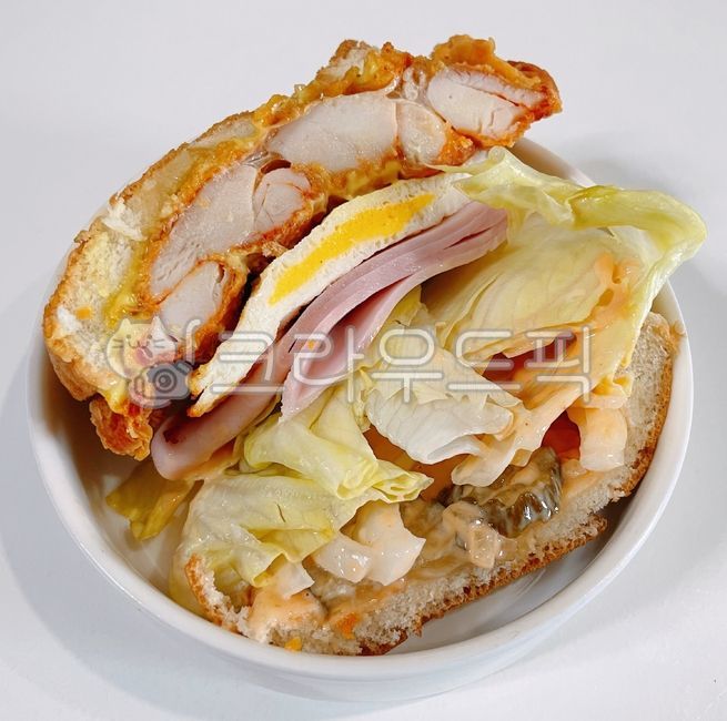 햄버거,치킨버거,버거,햄버거빵,버거빵,치킨패티,식사,빵,양상추,야채,채소,양파,양념,소스,피클,슬라이스햄,햄,계란후라이,달걀후라이,달걀,계란,후라이,음식,bread,food,meal,egg