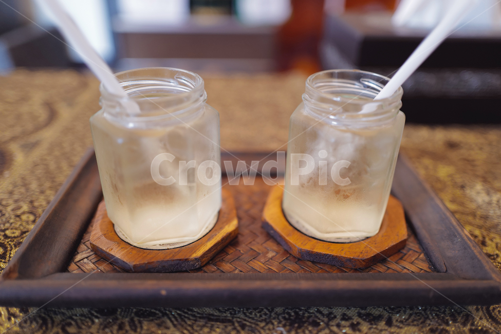 유리병,빨대,drink,마실것,beverage,차,물,water,tea,쟁반,컵받침,음료수,drink,beverage