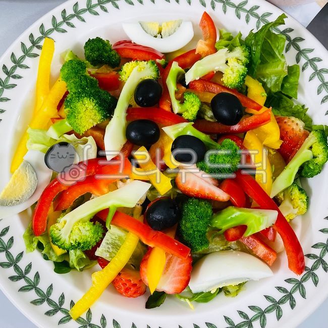 음식,샐러드,브로컬리,올리브,피망,파프리카,계란,딸기,상추,양상추,야채,과일,채소,신선,건강식,식재료,노랑,빨강,초록,검정,둥근접시,food,olive,paprika,pepper,egg,fruit,vegetable,strawberry,lettuce,fresh,healthyfood,salad,broccoli,red,yellow,green,black,roundplate