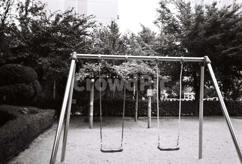 모노크롬,monochrome,흑백사진,필름,필름사진,film,그네,놀이기구,기구,swing,놀이공원,놀이동산,놀이터,amusement park,playground,흑백,모노톤,monochrome,black and white