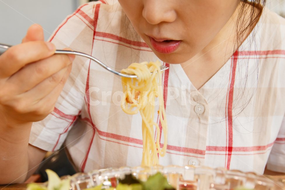 파스타,스파게티,면요리,여성,점심,브런치,포크,입,여자,샐러드,이탈리아,음식,요리,맛있는,식사,섭취,식당,레스토랑,카페,누들,손,라이프스타일,미식가,인물,모델,생활,먹는,얼굴,배고픈,아시아인,동양인,한국인,한국여성,아시아여성,사람,인물,인간,human,person,음식,식재료,요리,food,cook,meal,dishes,food reserves,면류,면요리,noodles