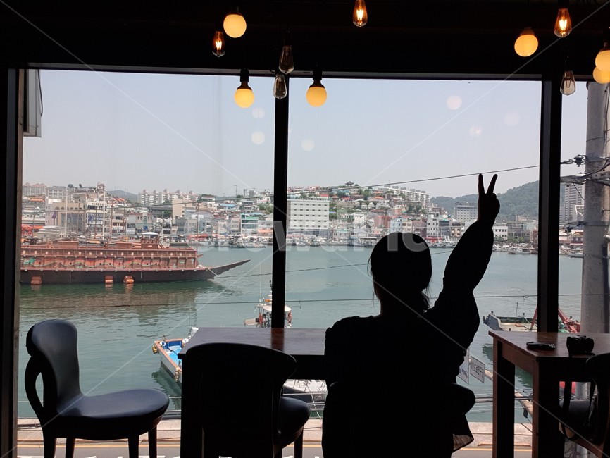 통영,항구,강구항,바다,오션뷰,카페,여자,혼자,낭만,고독,거북선,sea,woman,girl,alone