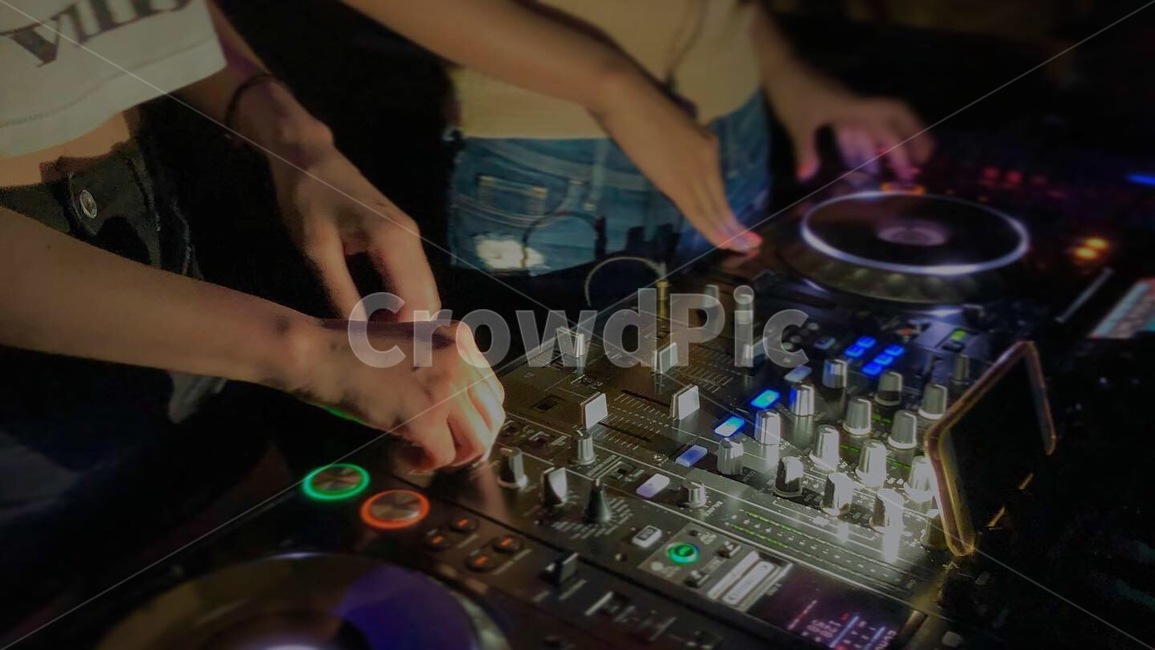 dj,디제이,person,파티,party,디제이파티,인간,풀파티,악기,음향기기,musical instrument,musical equipment