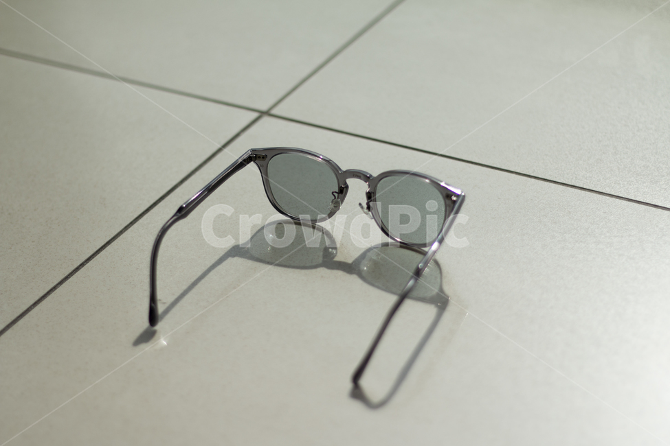 안경,glasses,변색,change,선글라스,sunglasses,사물,물건,오브젝트,thing,object,matter
