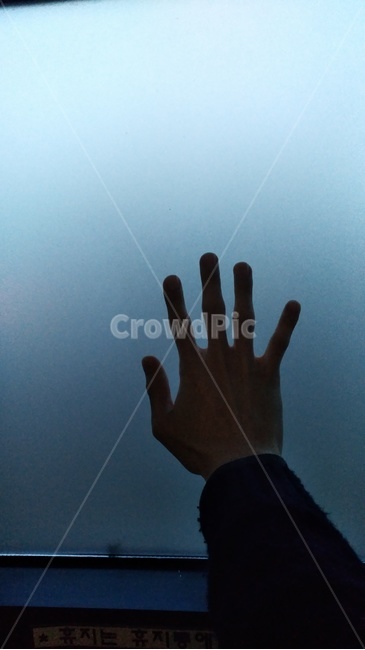 손,창문,얼음,차가움,쓸쓸함,어둠