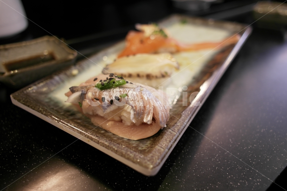 학꽁치,스시,초밥,점심세트,초밥피스,음식,식재료,요리,food,cook,meal,dishes,food reserves,수산물,해산물,fishery products,seafood,일식,일본음식,일본요리,Japanese food,Japanese dishes,Japanese meal,Japanese cook