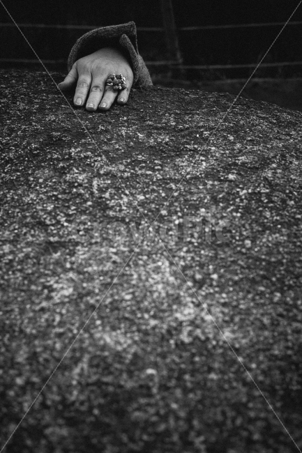 신체,손,바위,고독,삶,사람,인물,인간,human,person,흑백,모노톤,monochrome,black and white