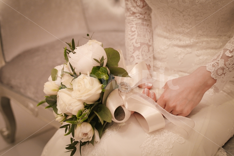 웨딩,결혼식,부케,드레스,결혼,예복,wedding,marry,생화,생화부케,하얀부케,장미,하얀장미,식물,자연,plants,nature,꽃,flower,기념일,축하,anniversary,congratulation,celebrate,celebration,사람,인물,인간,human,person,여성,여자,woman,female,lady,결혼,혼례,웨딩,wedding,marriage,marry,연출,컨셉,콘셉,direction,concept