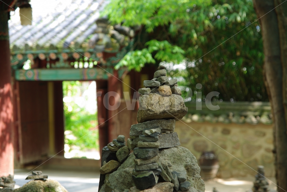 전통건축,사찰,돌탑,기도,한옥,기와,불국사,경주,관광지,여행,가족여행,나들이,유적지,수학여행,항목문,대문,쪽문,천년고도,한국전통,한국문화,korean traditional,korean culture,종교,신앙,religion,belief,faith