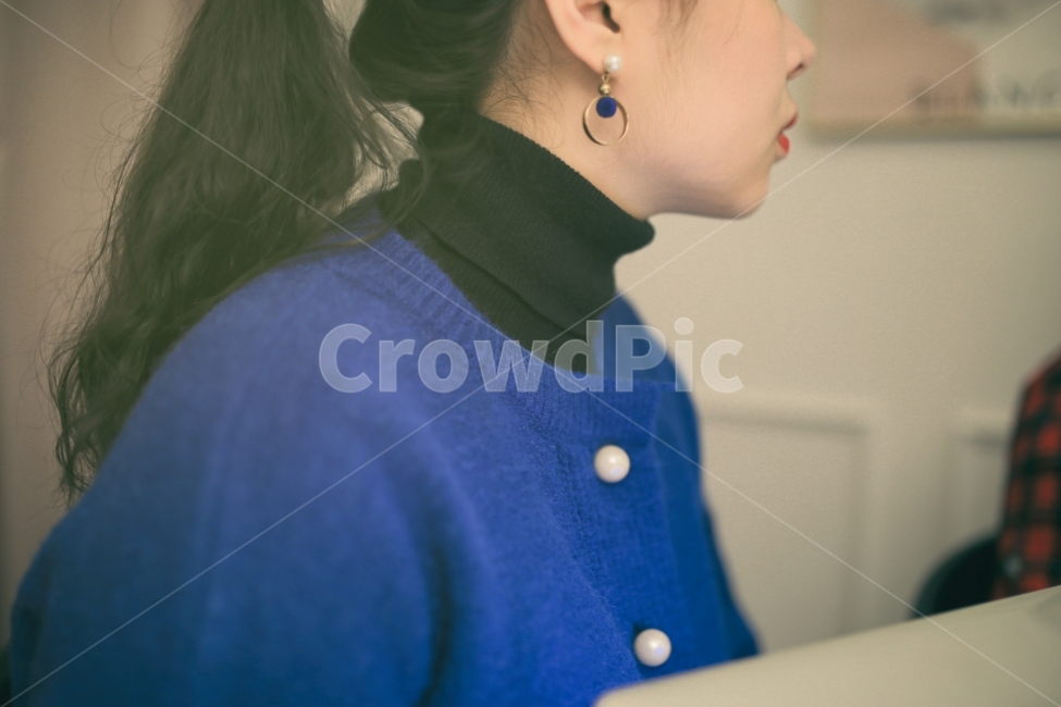 소녀,귀걸이,가디건,파랑,블루,blue,lady,girl,cafe,카페,인테리어,대화,이야기,경청,헤어스타일,헤어,묶음머리,파란색,대화하는모습,목티,바라봄,감성,감성사진,입술,코,턱,talk,listen,사람,인물,인간,human,person,여성,여자,woman,female,lady,뷰티,미용,beauty treatment,패션스타일,의상,fashion,style,감성,sensible,feeling