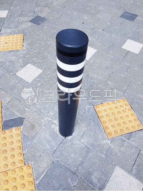 안전봉,인도,길,노란색,회색,가드레일,도로,안전,안전제일,도로안전,차도,방어,안전용품,낮