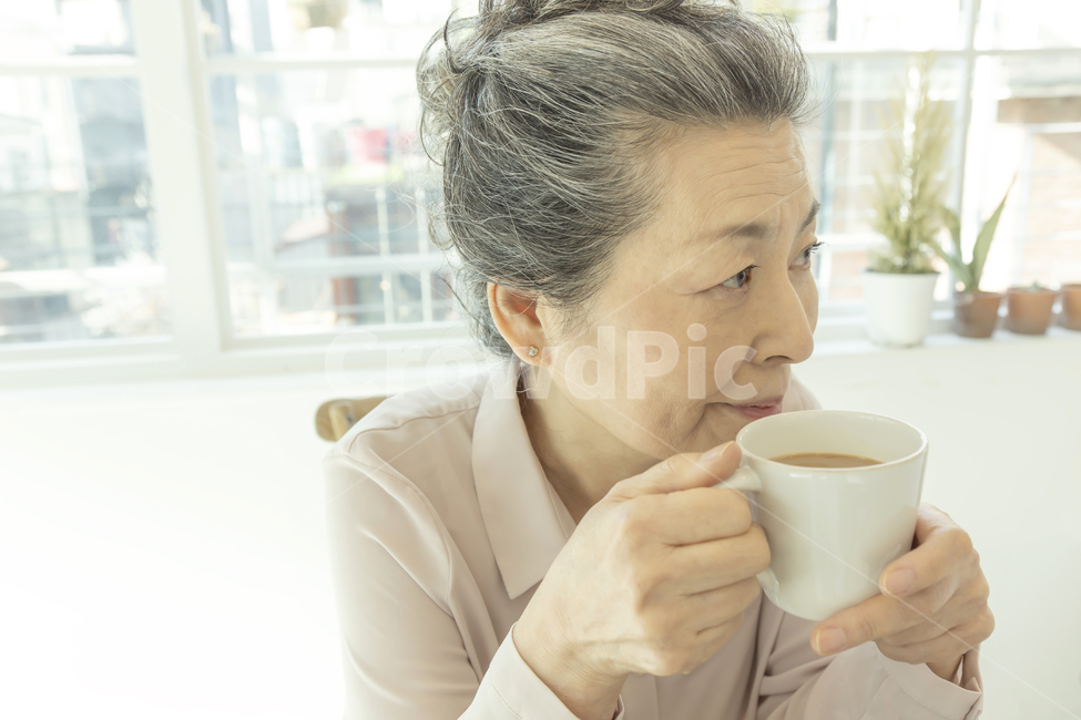 시니어,커피,커피잔,얼굴,손,여성,여자,woman,female,lady,노인,어르신,old man, senior citizen