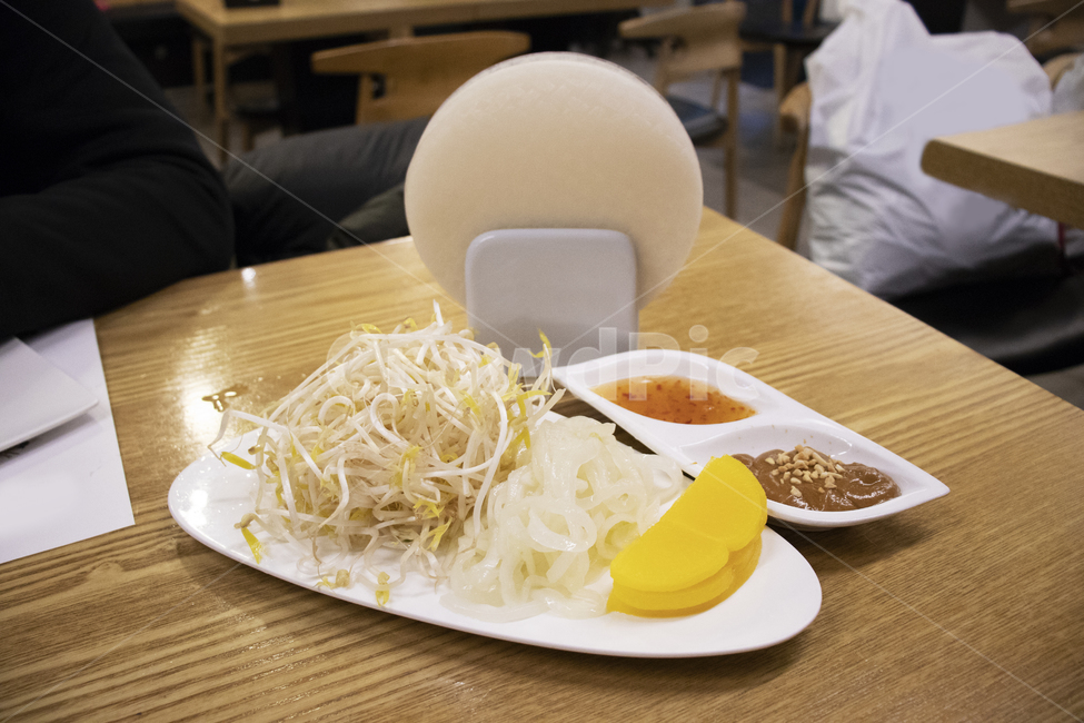 plant,식물,food,음식,produce,beansprout,야채,vegetable,생산액,콩나물,sprout,새싹,person,사람,라이스페이퍼,숙주,숙주나물,양파,양파절임,단무지,칠리소스,땅콩소스