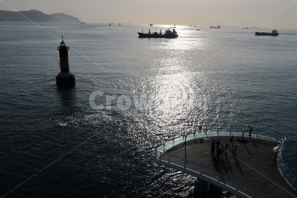 바다,풍경,부산,해변,관광,등대,선박,정박,수평선,해상,스카이워크,등대,lighthouse,실루엣,그림자,silhouette,shadow,vehicle,차량,transportation,교통,boat,보트