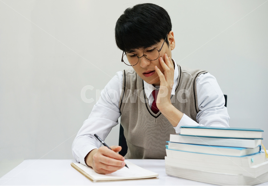 수능,교육,학생,교복,시험,강의,수업,고등학생,고3,남고생,남자고등학생,남고,수능시험,기말고사,중간고사,모의고사,exam,quiz,test,학업,공부,남자,남학생,사람,인물,인간,human,person,얼굴표정,facialexpression,face,남성,man,male,학교,education,learning,study,school,사람,인물,인간,human,person,얼굴표정,facial expression,face,남성,남자,man,male,감정표현,기분,feeling,emotion,교육,학교,공부,education,learning,study,school