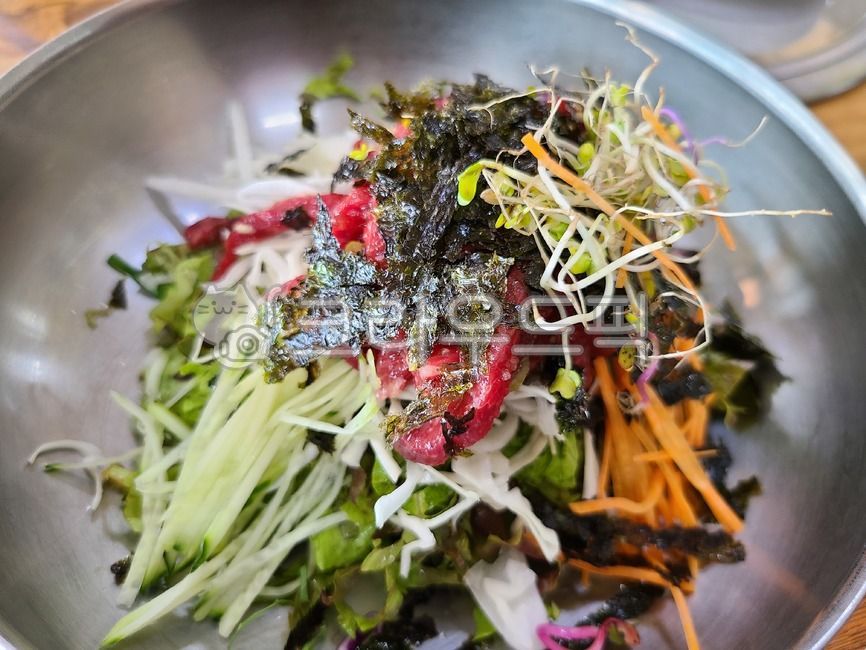 육회,육회비빔밥,비빔밥,한식,소고기,생고기,한국요리,한국음식,김가루,식사,새싹,food,음식,야채
