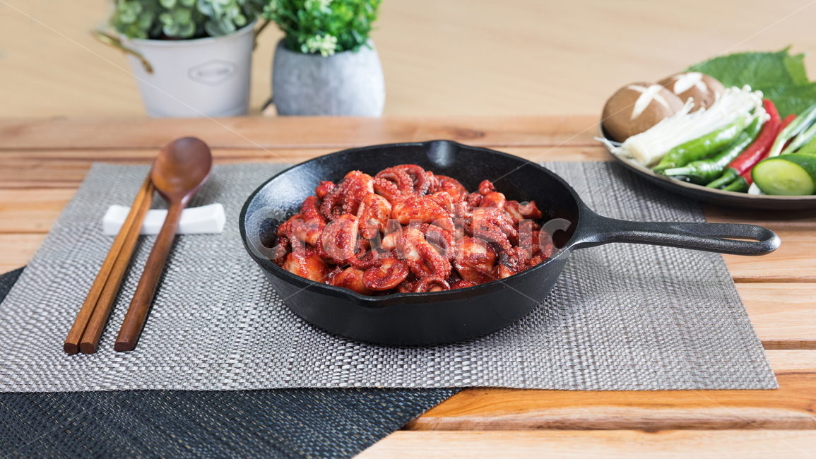 seasoning,tableware,Spicy,octopus,recipe,chopsticks,seasoned,bowl,preparation,red,hungry,carding,healthy food,eat,cooking,diet,tradition,frying pan,spicy food,table,delicacy,seafood,salty,ingredient,restaurant,its good,spicy,To fry,rice,Octopus,food,meal,