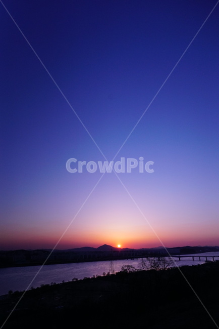 일몰,하늘,노을,구름,석양,자연,풍경,nature,landscape,outdoors,옥외,sky,dusk,황혼,dawn,새벽,red sky,붉은 하늘,sunset