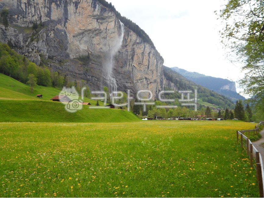 mountainrange,naturelandscape,hut,world scenery,Overseas,Overseas natural scenery,mountain,overseas scenery,lauterbrunnen,mountainouslandforms,cottage,farm,sky,switzerland,mountain range,field,world natural scenery,wild flowers,valley,lawn,Hill,Swiss,hous