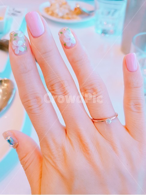 네일아트,손,네일,보석네일,핑거,손가락,투명네일,뷰티,미용,네일샵,네일디자인,봄네일,봄네일아트,분홍색,핑크색,기분전환,꾸미기,nall,mailart,beauty,hand,pink,인물,여자손,매니큐어,핑크네일,꽃네일,반지,다이아몬드