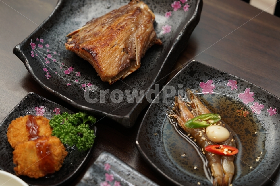 음식,안주,먹방,접시,일식,튀김,고로케,먹거리,안주거리,푸드,맛집,만남,술자리,식사,생선구이,생선,새우,새우장,쉬림프,음식,식재료,요리,food,cook,meal,dishes,food reserves,수산물,해산물,fishery products,seafood,일식,일본음식,일본요리,Japanese food,Japanese dishes,Japanese meal,Japanese cook