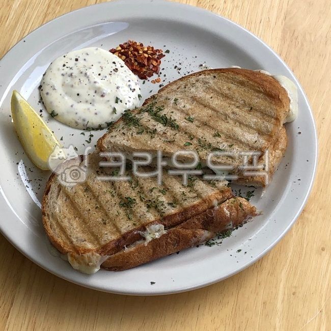 bread,dessert,grill sandwich,brunch,Panini,sandwich,Cheese Sandwich,food