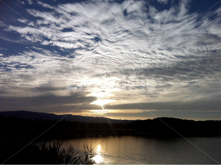 구름,강,산,어둠,노을,저수지,해,cloud,river,mountain,sunset,dark,자연,풍경,nature,landscape,outdoors,옥외,flare,플레어,light,빛,water,물