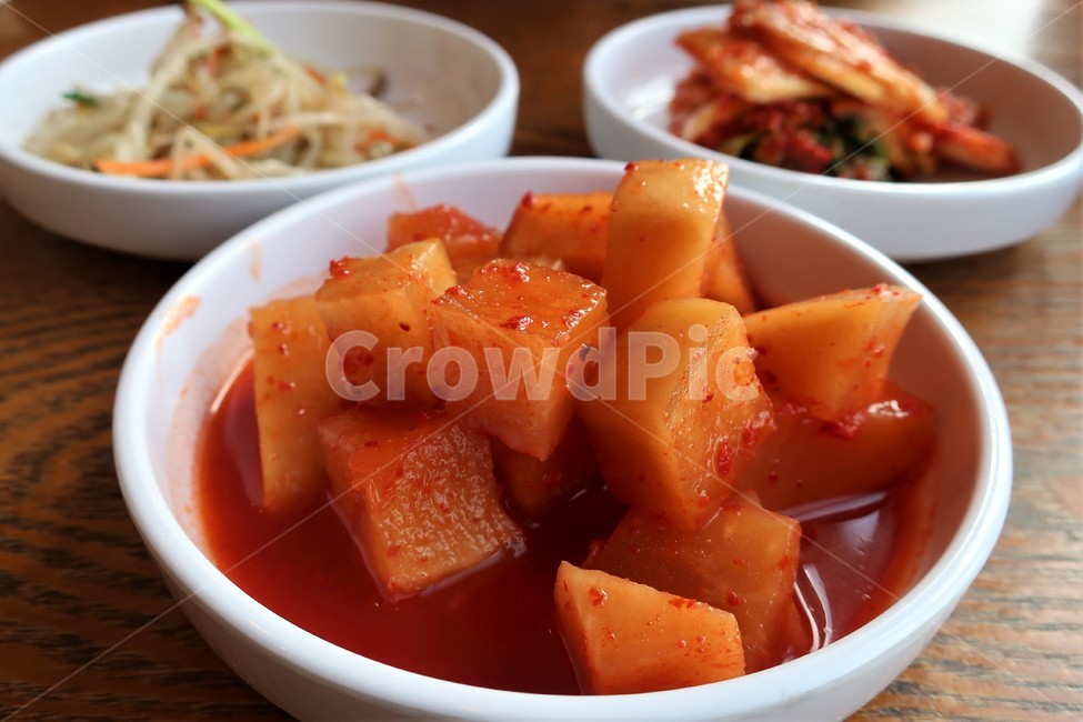 깍두기,김치,무,고춧가루,발효,식품,반찬,팔모썰기,양념,음식,한식,김장,음식,식재료,요리,food,cook,meal,dishes,food reserves,한식,한국음식,한국요리,korean food,korean dishes,korean meal,korean cook