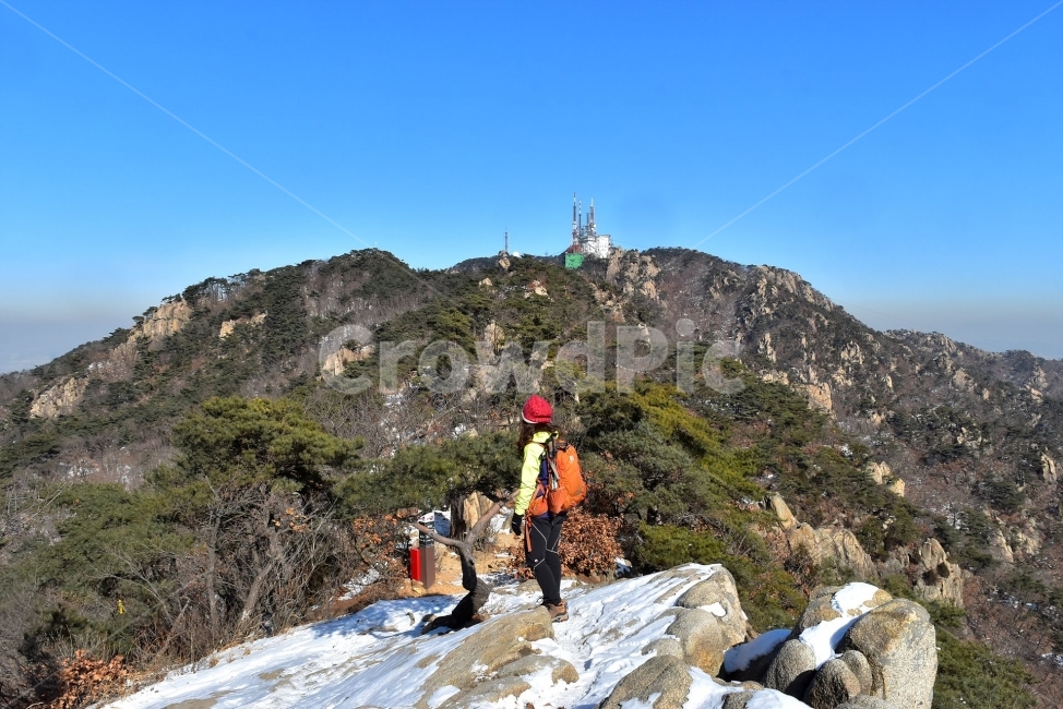 관악산,풍경,겨울,자연,눈,스포츠,등산,산행,nature,snow,겨울풍경,느낌,아름다운,신비로운,경이로운,기암,바위,암봉,암릉,다큐,필,힐링,명산,landscape,winter,season,트레킹,100대명산,인기명산,조망,전망,정부청사,6봉,수목원능선,바윗길,암릉길,명품송,소나무,한국자연풍경,한국자연경관,korea,관양능선,팔봉능선,국기봉,겨울,계절,winter,season,자연,풍경,nature,landscape,한국자연풍경,한국자연경관,korea nature landscape,사람,인물,인간,human,person,여성,여자,woman,female,lady,여행,휴가,traveling,vacation,trip,스포츠,레저,운동,sports,leisure,exercise,leisure activities,레저 활동,adventure,모험,outdoors,옥외
