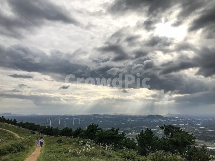 오름,등산,먹구름,산정상,풍경,빛내림,제주,트래킹,올레길,나무,풀,산책로,힐링,자연