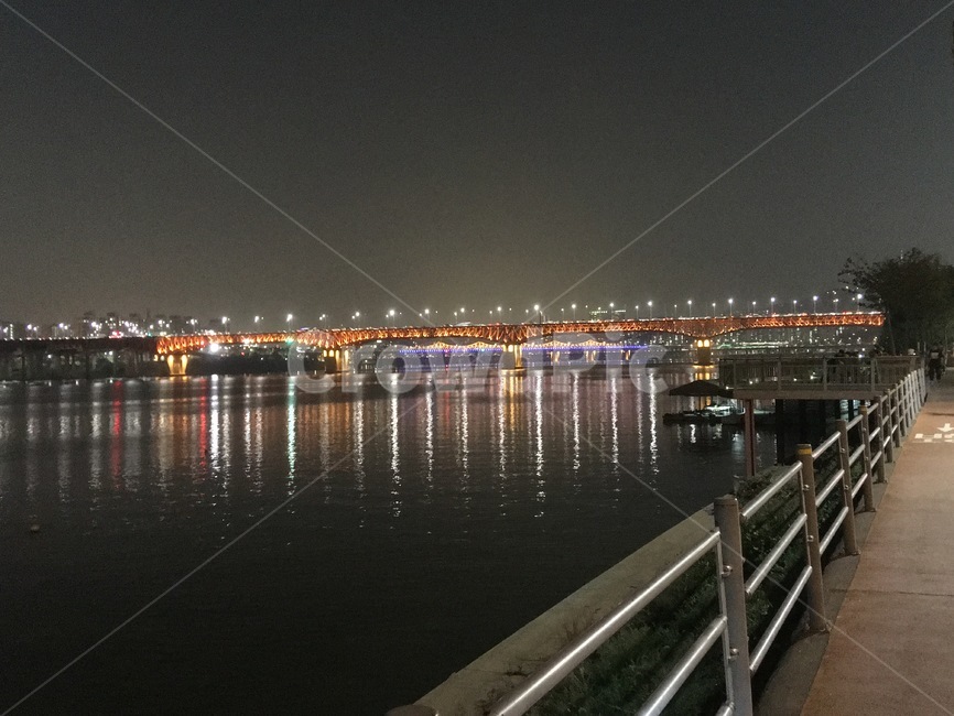 서울,야경,조명,밤하늘,한강다리,한강,하늘,구름,야경,밤,풍경,nightscape,night,landscape,도시,city,한국도시풍경,한국도시경관,korea cityscape,handrail,난간,banister,water,물,railing,waterfront,워터 프론트